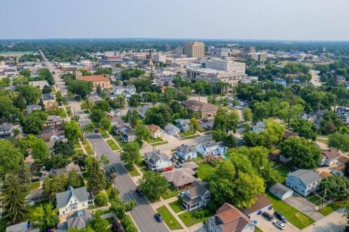 Spacious Downtown Character Home - 4 bedroom 3 bath Lawrence University College Ave in Appleton Downtown
