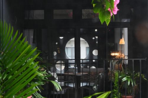 Noir Home - image 2
