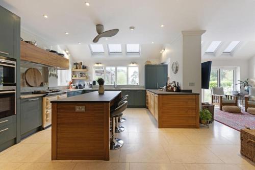 Luxury Mansion Farnham pool gym EV Charger in Farnham