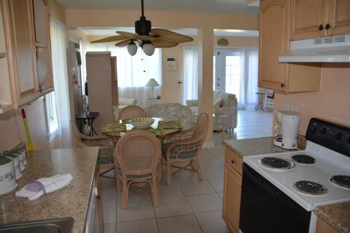 Kitchen, Oceanfront Sea Scape Motel in Indialantic (FL)