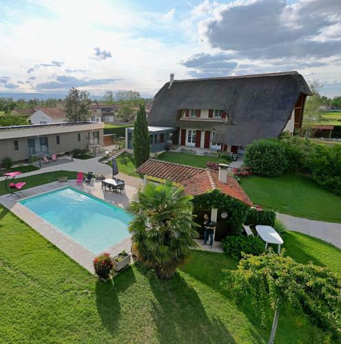 Peldbaseins, La Clé des Chaumes - Maison d'hôtes de charme avec piscine et bain nordique (La Cle des Chaumes - Maison d'hotes de charme avec piscine et bain nordique) in Boisset-les-Montrond