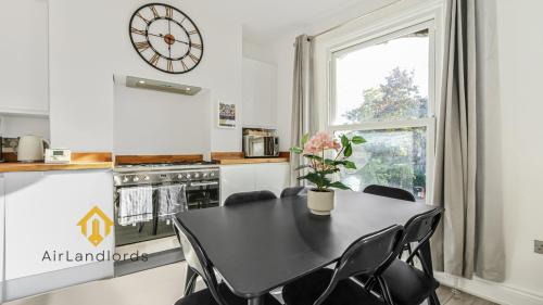 Exclusive 2Bedroom Flat near Loughborough Junction - image 7