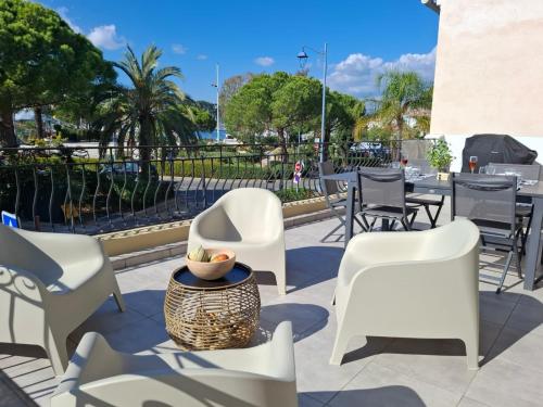 balkon/terras, Anatole - T3 - Moderne - Climatisé - 1er étage - Très grande terrasse - Vue magnifique et dégagée (Anatole - T3 - Moderne - Climatise - 1er etage - Tres grande terrasse 35 M2 - Vue magnifique et dega) in Saint Mandrier Sur Mer