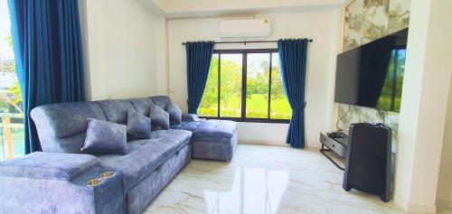 Shared lounge/TV area, ฟอเรสต์ พูลวิลล่าพิษณุโลก Forest Poolvilla Phitsanulok in Hua Ro