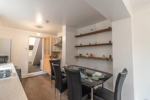 Stylish 3 BD  Prime Location  Fast train to London