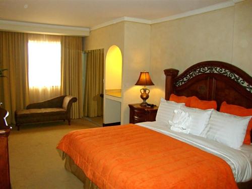 1 king bed, 1 queen bed, 1 sofa bed