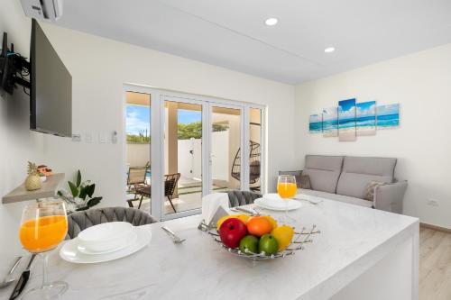 Palvelut, Stylish & Sunny Home Mins to Beach and Private Pool! in Muu