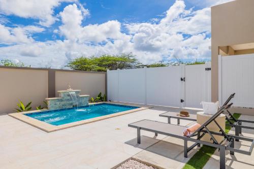 Näkymä, Stylish & Sunny Home Mins to Beach and Private Pool! in Muu