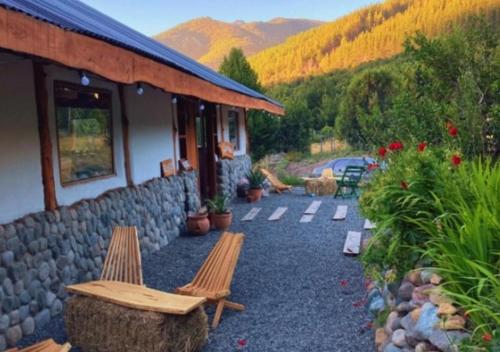 Adobe Ecohostel in Villa Lago Meliquina
