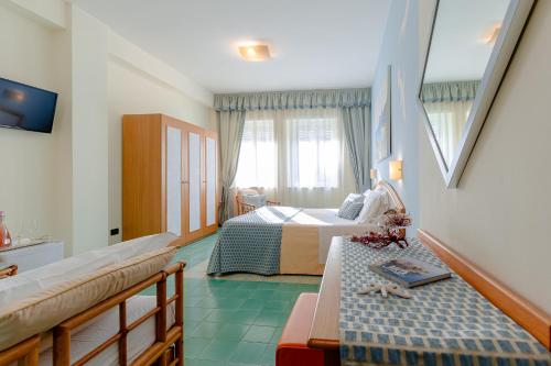 1 queen bed, 1 twin bed