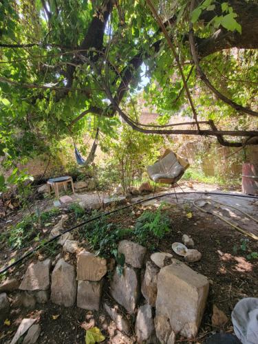 Dārzs, Beit El Asfour - Traditional Home with a Cave in Bālbeka