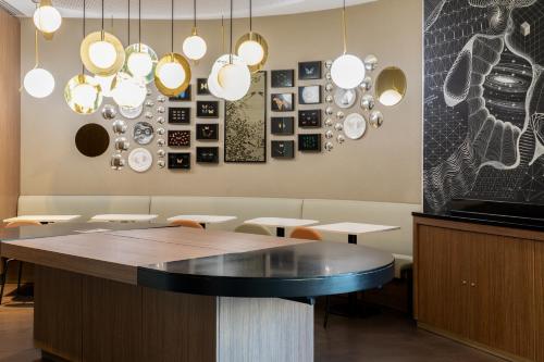 Front desk [24-hour]