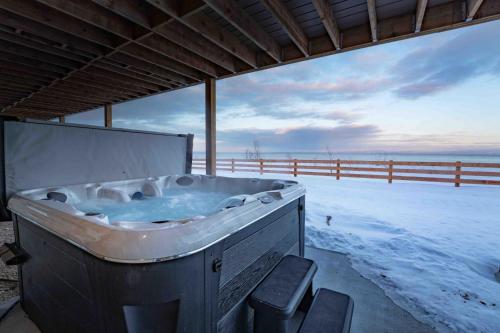 Phil Good 1219, River Views, Hot Tub & Scenic Path in Petite-Riviere-Saint-Francois (QC)