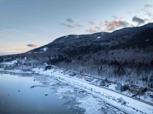 Phil Good 1219, River Views, Hot Tub & Scenic Path in Petite-Riviere-Saint-Francois (QC)