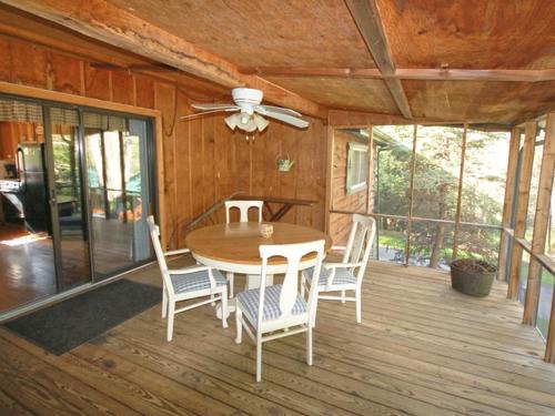2 bedrooms, 7 beds
