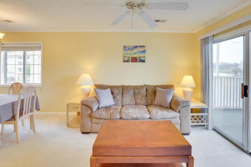 Sunny Little River Condo about 6 Mi to Myrtle Beach! in Little River, USA