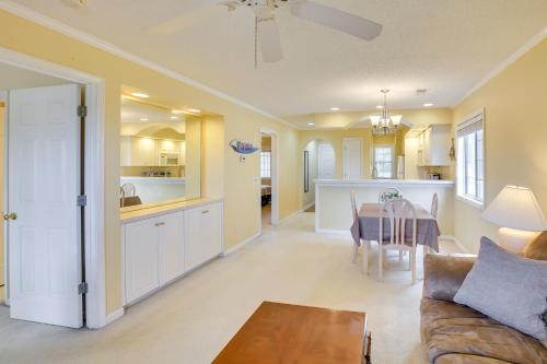Sunny Little River Condo about 6 Mi to Myrtle Beach! in Little River, USA