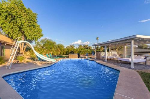 8 Large Bedrooms Heated Pool Sport Court) – khách sạn tại Bắc Scottsdale