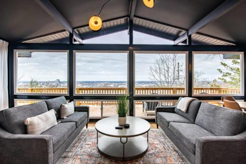 Luxurious Retreat with Stunning Views Sleeps 16) – khách sạn tại Five Points South