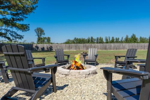 . Cozy Texas Getaway with Fireplace Near Lakes