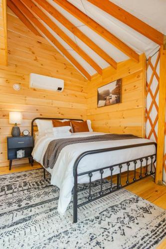 Sunrise Sanctuary -Modern Yurt in 布魯克維爾