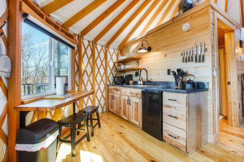 廚房, Adventure Abode - Modern Yurt in 布魯克維爾