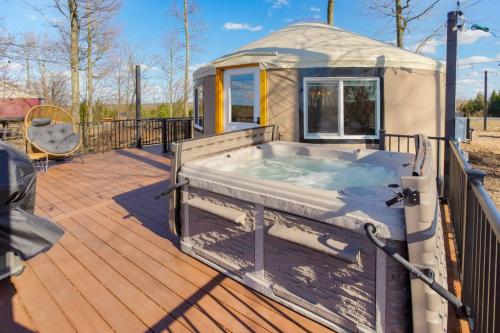 熱水浴缸, Adventure Abode - Modern Yurt in 布魯克維爾