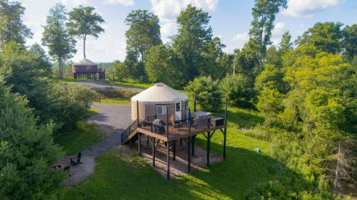 陽台/露台, Adventure Abode - Modern Yurt in 布魯克維爾