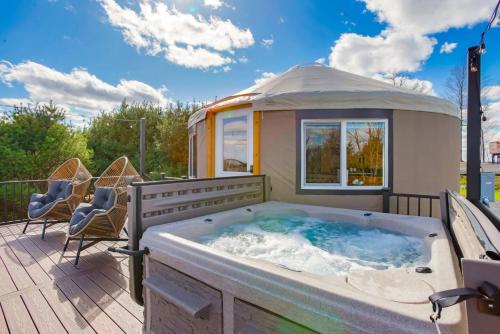 熱水浴缸, Horizon Hideout - Modern Yurt in 布魯克維爾