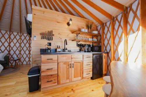 廚房, Horizon Hideout - Modern Yurt in 布魯克維爾
