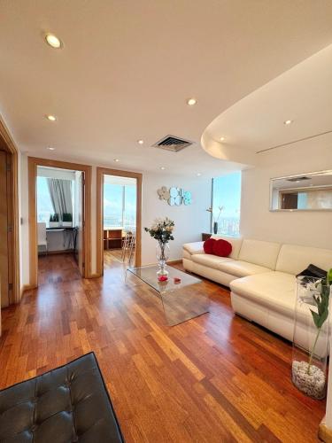Large apartment with Jacuzzi and view in luxury district