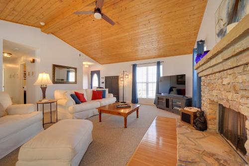 Cozy Sapphire Resort Home with Deck and Mountain Views in แซฟไฟร์ (NC)