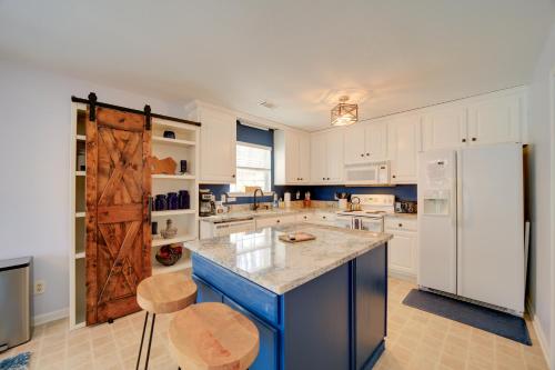 Cozy Sapphire Resort Home with Deck and Mountain Views in แซฟไฟร์ (NC)