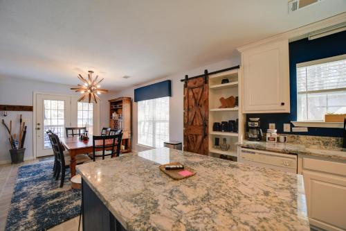 Cozy Sapphire Resort Home with Deck and Mountain Views in แซฟไฟร์ (NC)