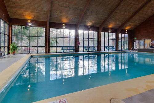 Cozy Sapphire Resort Home with Deck and Mountain Views in แซฟไฟร์ (NC)