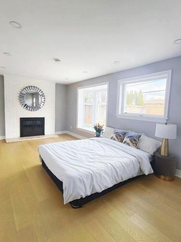 Newly Modern Lakeside House in อแจค