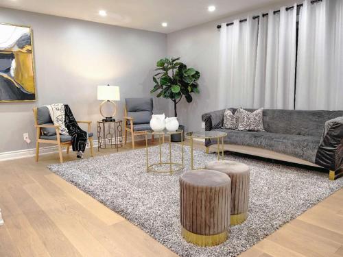 Newly Modern Lakeside House in อแจค