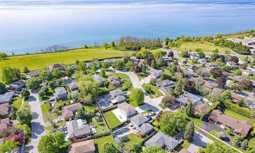 Newly Modern Lakeside House in อแจค