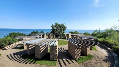 Newly Modern Lakeside House in อแจค