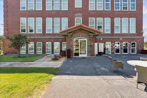 Buitenkant, Historic Downtown Condo no 102 in Cedars