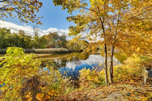 1 Mi to Main St Riverside Torrington Apt with Yard in ทอริงตัน (คอนเนตทิคัต)