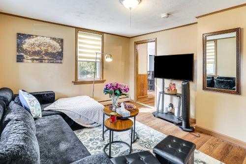 1 Mi to Main St Riverside Torrington Apt with Yard in ทอริงตัน (คอนเนตทิคัต)