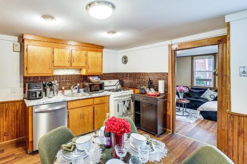 1 Mi to Main St Riverside Torrington Apt with Yard in ทอริงตัน (คอนเนตทิคัต)