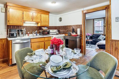 1 Mi to Main St Riverside Torrington Apt with Yard in ทอริงตัน (คอนเนตทิคัต)