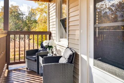 1 Mi to Main St Riverside Torrington Apt with Yard in ทอริงตัน (คอนเนตทิคัต)