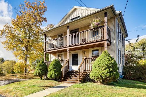 1 Mi to Main St Riverside Torrington Apt with Yard in ทอริงตัน (คอนเนตทิคัต)