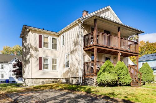 1 Mi to Main St Riverside Torrington Apt with Yard in 托靈頓