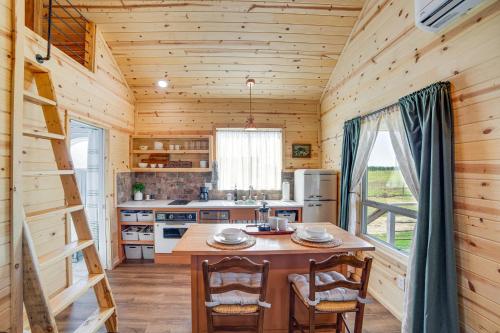 Pond & Grazing Cattle! Rural Getaway Near Van in Van (TX)
