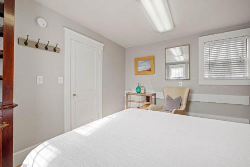 Exeter -1st Floor Large Furnished Two Bed One Bath - image 10