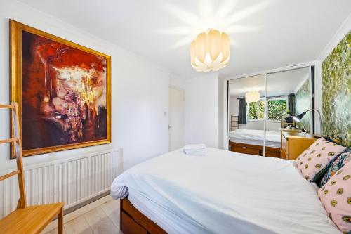 London Central 2 Bathroom Flat with Parking & Balcony - image 7